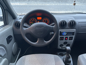 Dacia Logan (9 foto / 9)