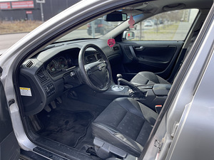 Volvo S60 (6 foto / 10)