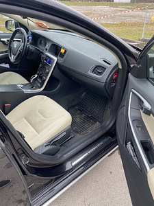 Volvo S60 City Safety 2.0 R5 D3 120kW (9 foto / 14)