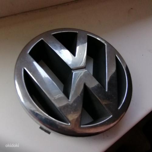 Volkswagen Passat B5 знак передней решетки (фото #2)