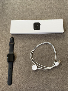 Apple Watch SE 44mm Space Gray Aluminium GPS + Cellular (1 foto / 2)