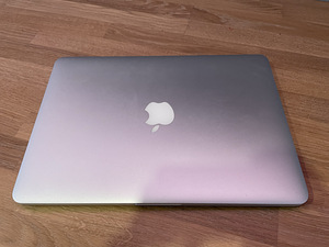 Macbook Pro 13 early 2015 (Retina, 8GB, 256GB) + Henge Dock (3 foto / 9)