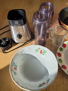 Blender, taldrikud, kruusid, pannid (3 foto / 3)