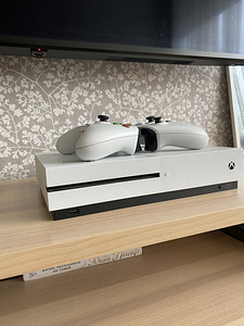 Продам XBOX ONE S (3 фото из 3)
