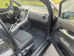 Toyota Auris 2009a. 1,6I. 91kw (8 foto / 13)
