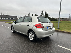 Toyota Auris 2007a. 1.6 bensiin (4 foto / 12)