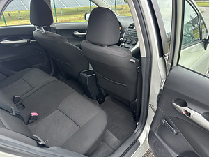 Toyota Auris 2007a. 1.6 bensiin (8 foto / 12)
