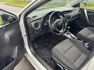 Toyota Auris 2014 (7 foto / 15)