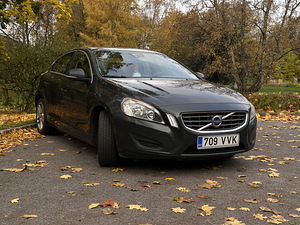 Volvo S60 2011 г. (2 фото из 12)