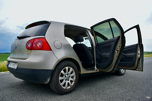 VOLKSVAGEN GOLF 2004 (8 foto / 10)