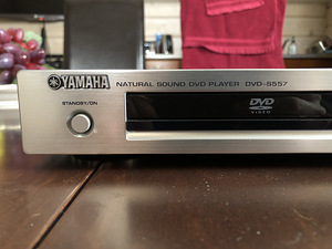Yamaha DVD-S557 (2 foto / 2)