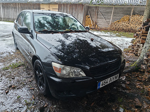 Lexus IS200 1999 (2 foto / 5)