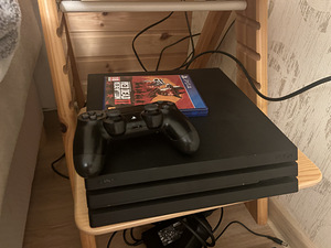 PS4 PRO 1TB+Gamepad+Red Dead Redemption 2 (2 foto / 3)