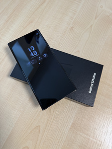 Samsung Galaxy S23 Ultra 256GB и защитные чехлы (1 фото из 3)