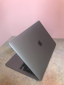 Macbook Pro (1 foto / 3)