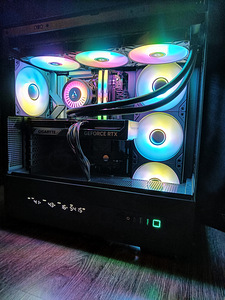 AMD Ryzen 7 9800X3D / RTX 5080 / 420mm AIO / ARGB / WIN 11 (2 foto / 9)