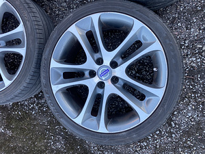 Оригинальные диски 5x108 Volvo с летними шинами (3 фото из 5)