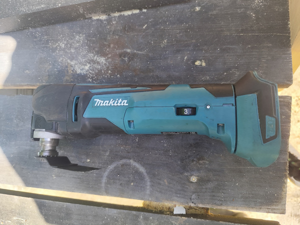 Предлагается мультитул Makita dtm51