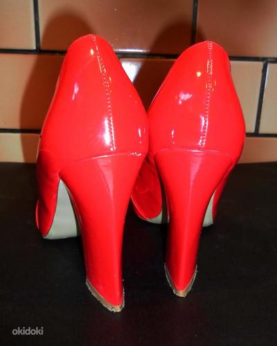 Стильные ярко-красные лаковые туфли с бантами, размер 38 (фото #6)