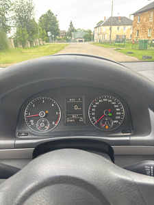 VW Touran (8 foto / 8)
