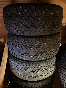 Продаются шипованные шины Nokian Hakkapeliitta 8 размером 245/45 R18 (2 фото из 5)