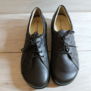 Шкіряні фірмові туфлі на широку ніжку від Helvesko - 39 р