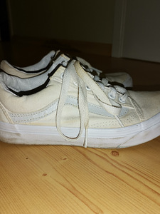 Продать кроссовки Vans (3 фото из 4)