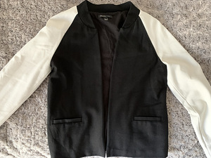 Манго черно-белая куртка