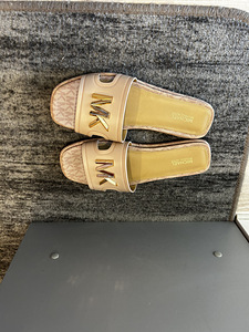Летние шлёпанцы Michael Kors (2 фото из 2)
