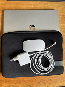 MacBook Air M2 (A2681) + мышь Magic Mouse + чехол Case Logic