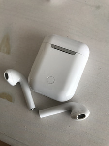 Juhtmevabad bluetooth kõrvaklapid - airpodside koopia (2 foto / 3)