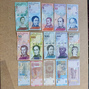 Бумажные деньги (1 фото из 10)