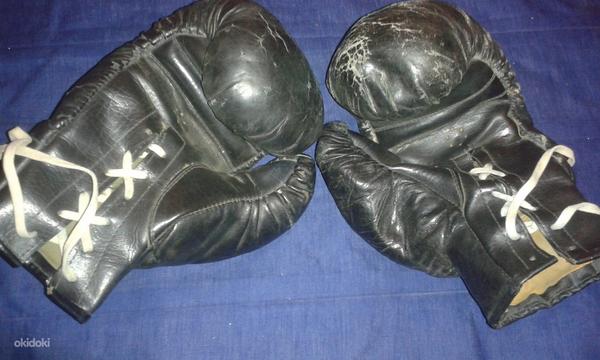 Старые боксерские перчатки (фото #2)