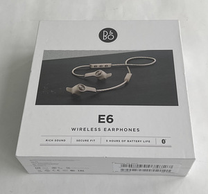 Bang & Olufsen BeoPlay E6 Black/Sand (4 foto / 6)