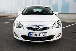 Opel Astra Elegance Facelift Infinity Sound 1.4 103kW 2012 (2 foto / 15)