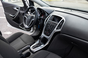 Opel Astra Elegance Facelift Infinity Sound 1.4 103kW 2012 (10 foto / 15)
