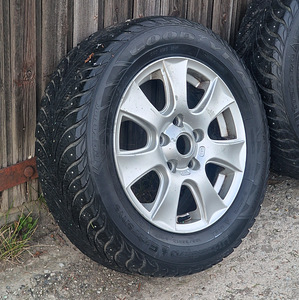 Оригинальные диски Mazda с зимними шинами Goodyear M+S 195/65r15 (2 фото из 7)