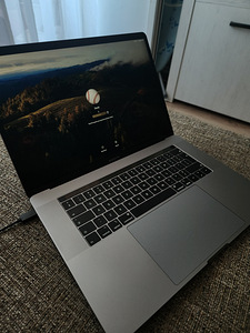 MacBook Pro (2019) - 15-tolline, 256GB (1 foto / 2)