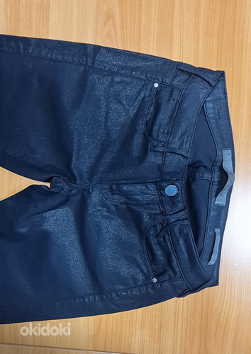 Женские брюки Guess с эффектным черным глянцем, 26 размер (фото #4)