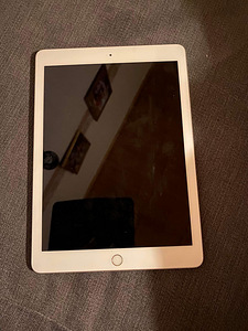 iPad 6-го поколения 9,7 дюйма (2 фото из 2)