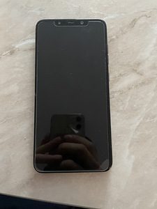 Xiaomi Pocophone F1 (2 foto / 3)