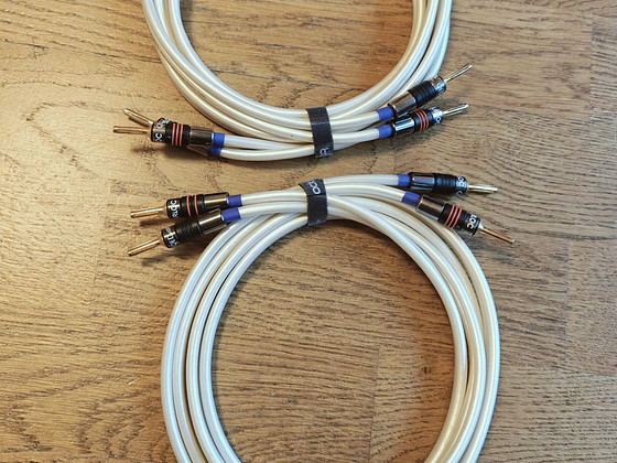QED Reference XT300+ QED AirLoc banana plug kõlari kaablid