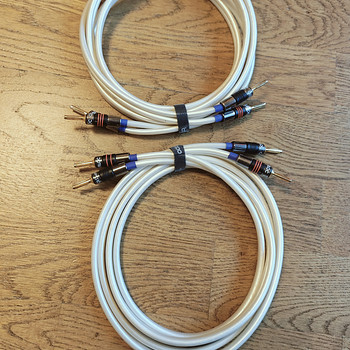 Акустические кабели QED Reference XT300+ QED AirLoc с банано