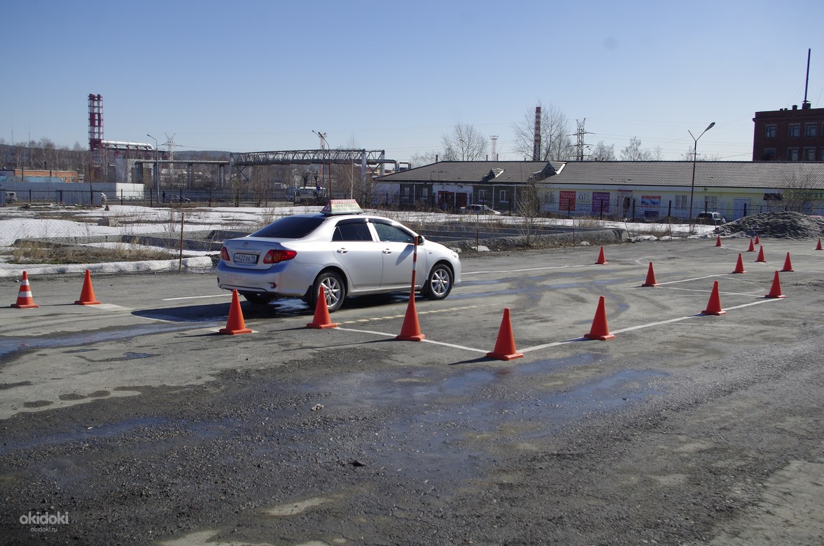 Автодром город. Автодромы в городе Артемовском. Площадка для вождения Никулинская. Урок вождения по СПБ. Машина для обучения вождению с дополнительными педалями.