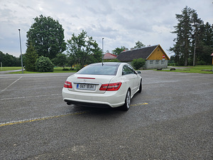 Mercedes-Benz E200 Coupe (3 foto / 5)