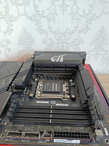 Asus ROG Strix X870-F Gaming WiFi - Emaplaat (8 foto / 9)