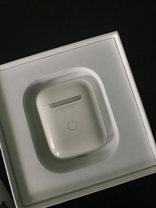 Wireless charging case от AirPods 2 (3 фото из 3)