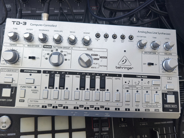 Behringer td3 silver