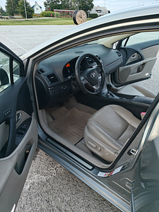 Toyota Avensis (7 foto / 12)