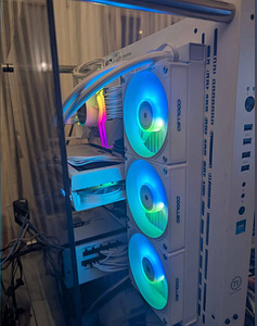 White Christmas Gamer (i9-11900F, RX 9060XT, 32GB DDR4) (3 foto / 7)